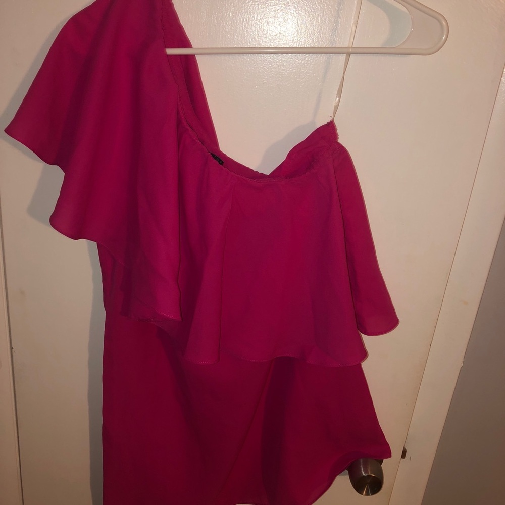 Boohoo hot pink dress. One sleeve. Size 6. Never worn. Tags on.